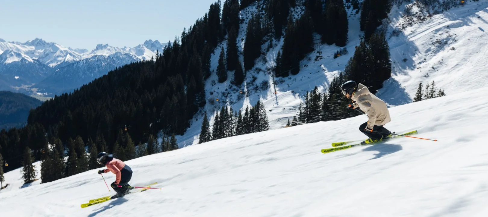 Skifahrer an der Hörnerbahn im Frühjahr