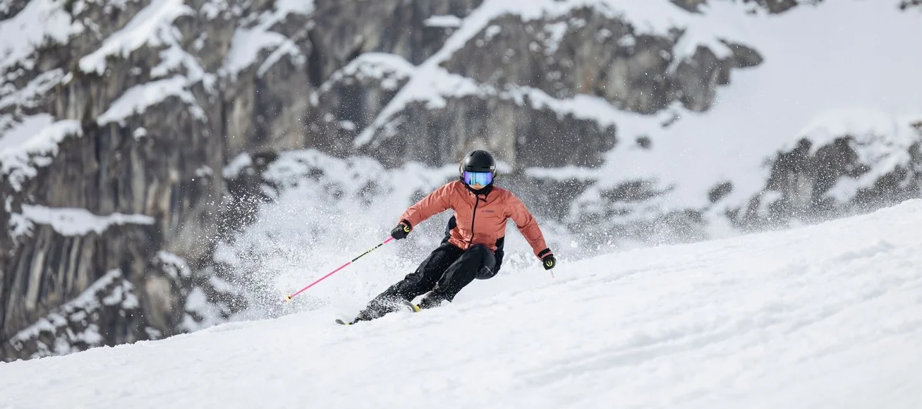 Skifahrerin am Fellhorn mit Felsen